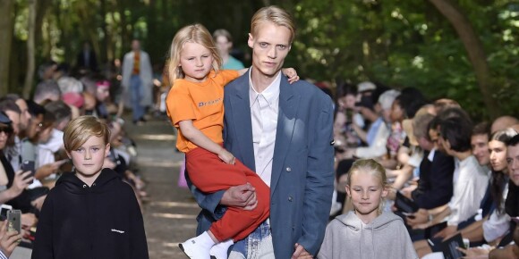 Den norske modellen gjorde comeback med barna på Balenciaga-visning